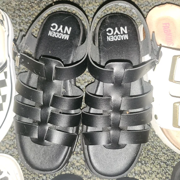 6 little girls size 1 shoes/sandals - Picture 3 of 7